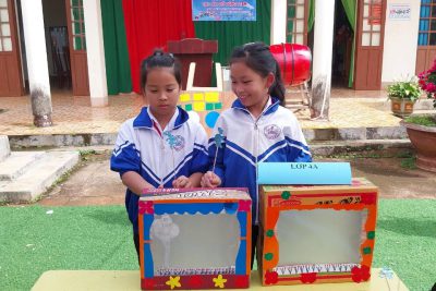 Các hoạt động chào mừng ngày 20/10 của Liên đội Trường Tiểuhọc-Hà Huy Tập  ?? Lớp 1_2: Thực hiện làm dụng cụ gấp áo. Thi gấp áo. ?? Lớp 3: Thi đua giữa 3 tổ cắt các hình vuông, tròn, chữ nhật. Và thực hiện chia hình theo yêu cầu 1 phần mấy. ?? Lớp 4_5: Thực hiện làm rạp chiếu phim Mini và kể câu chuyện bằng rạp chiếu phim.