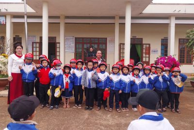 Sáng nay các e hs lớp 1 nhận mũ của công ty HonDa. Mong các e mỗi ngày đến trường với chiếc mũ bảo hiểm trên đầu để giữ an toàn khi tham gia giao thông.