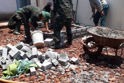 Sau 1 ngày làm việc rất tích cực của đơn vị kết nghĩa C12, D9, E95 và BGH, thầy cô giáo Trường Tiểuhọc-Hà Huy Tập đã hoàn thành xuất sắc các công việc được đề ra: – Dọn dẹp sạch sẽ khuôn viên nhà trường, (nhổ cỏ các gốc cây, nhặt rác, làm cỏ trước cổng trường) – San lấp các mô đất bằng sau các phòng học. – Sửa chữa lại phòng Thư viện. – Làm mặt bằng và đổ nền sân sau phòng học. – – Xây các bồn hoa và lò đốt rác. -> BGH, thầy cô giáo, phụ huynh và các em học sinh xin chân thành cảm ơn Đơn vị kết nghĩa C12, D9, E95 đã giúp đỡ nhà trường trong công tác nâng cấp và sửa chữa cơ sở vật chất nhà trường ngày một khang trang sạch sẽ.