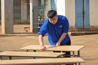 Vào sáng ngày 1/12/2024 tại trường Hà Huy Tập đã diễn ra hoạt động vô cùng ý nghĩa của Nhóm thiện nguyện Vòng Tay Yêu thương. Với sự kết nối của: ?Anh Nguyễn Duy Học – Trưởng Nhóm thiện nguyện Vòng Tay Yêu thương. ?Thị Đoàn Buôn Hồ – Đoàn xã Bình Thuận. ?Hội đồng đội Tx Buôn Hồ. ?Cùng các thầy cô là BGH – gv – cnv, Hội cha mẹ học sinh trong nhà trường. ????Hoạt động của Nhóm thiện nguyện Vòng Tay Yêu thương là thay mới 20 bộ mặt bàn và mặt ghế. Ngoài ra còn sửa chữa tu bổ lại nhiều bàn, ghế bị hư hỏng trong quá trình sử dụng. ??Thay mặt cho nhà trường, phụ huynh, các em học sinh xin gửi tới lòng biết ơn và lời cảm ơn sâu sắc đến các ACE trong đoàn. Xin chúc mọi người có sức khỏe tốt, tinh thần tốt để tiếp tục lan tỏa sự yêu thương này đến nhiều ngôi trường khó khăn nữa, Xin cảm ơn.??