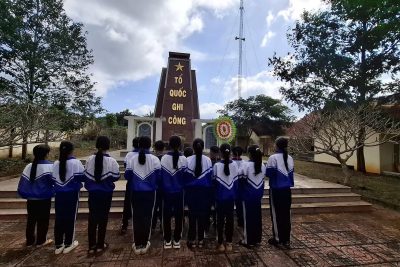 Các hoạt động hướng đến ngày 22/12/2024 của Liên đội trường Hà Huy Tập. ⭐️ Liên đội Hà Huy Tập tổ chức cho BCH Liên đội dâng hương tại đài tưởng niệm liệt sĩ xã Bình Thuận.  ⭐️ Đại diện nhà BGH nhà trường và Liên đội thăm và tặng hoa đơn vị kết nghĩa E5-C9-D12 thuộc trung đoàn 95(đèo Hà Lan)