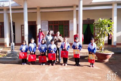 TRAO QUÀ CHO HỌC SINH NGHÈO VƯỢT KHÓ