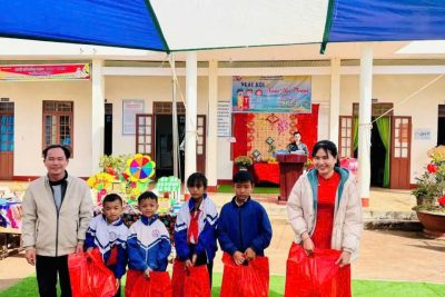 KẾT HỢP NGÀY HỘI STEM – VUI ĐÓN XUÂN VỀ TRƯỜNG TIỂU HỌC HÀ HUY TẬP TRAO QUÀ CHO HỌC SINH NGHÈO